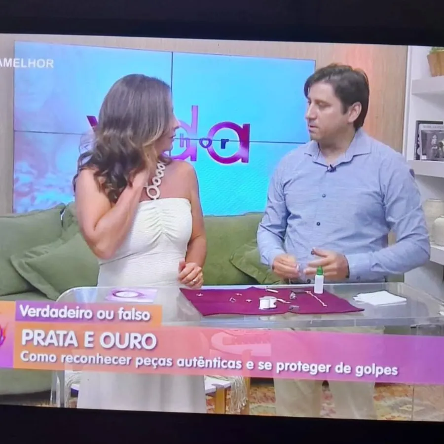 William Mackenzie apresentando ourivesaria na TV